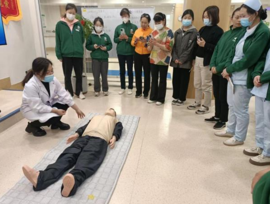 “救”在身邊！共筑服務(wù)安全——頤信養(yǎng)老舉辦急救技能培訓(xùn)